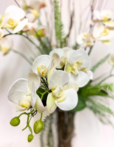 Orquideario con Phalaenopsis Blanca y Follajes Artificiales en Cilindro de Vidrio con Agua Acrílica