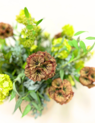 Arreglo Floral de Hidrangeas Artificiales en Base Tipo Cantera