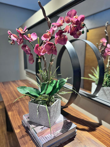 Orquideario con Phalaenopsis Rosa Artificial en Base Cuadrada Tipo Cantera
