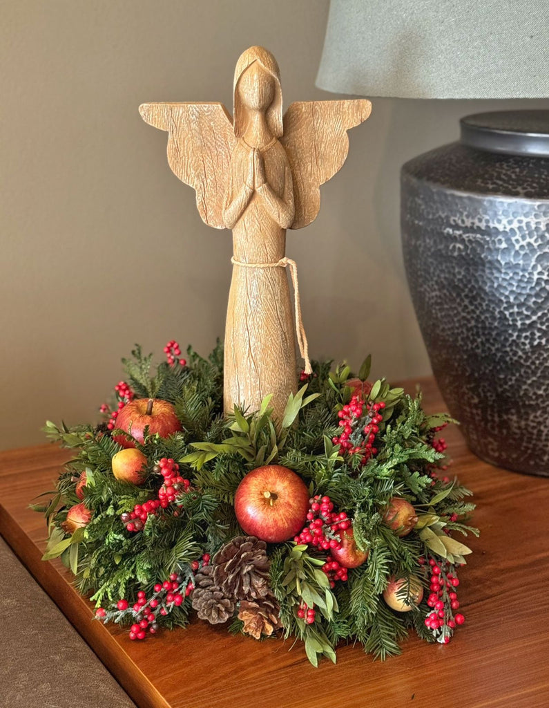 Centro de Mesa con Ángel Rezando de Madera Redwood