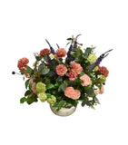 Centro de Mesa con Dahlias y Buddleias Artificiales en Base de Vidrio Tipo Espejo.