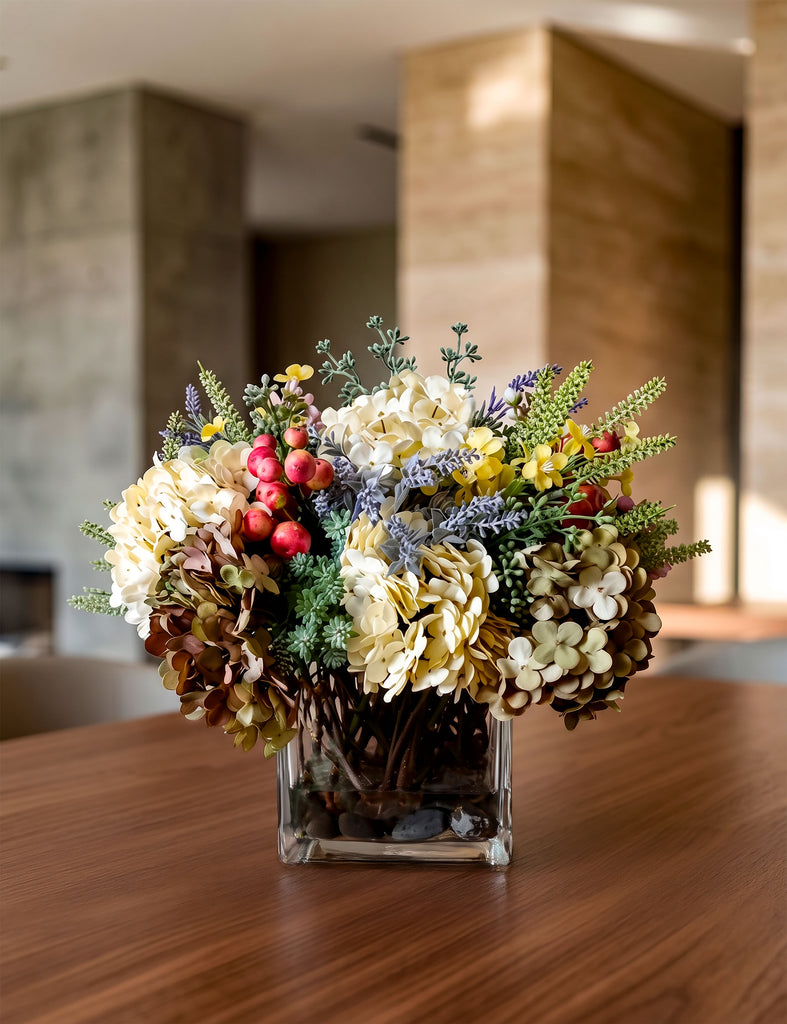 Arreglo Floral con Hydrangeas y Follajes Artificiales en Base Cuadrada de Vidrio con Agua Acrílica