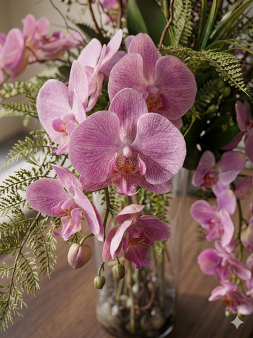 Orquideario con Phalaenopsis Rosas y Follajes Artificiales en Florero de Vidrio con Agua Acrílica