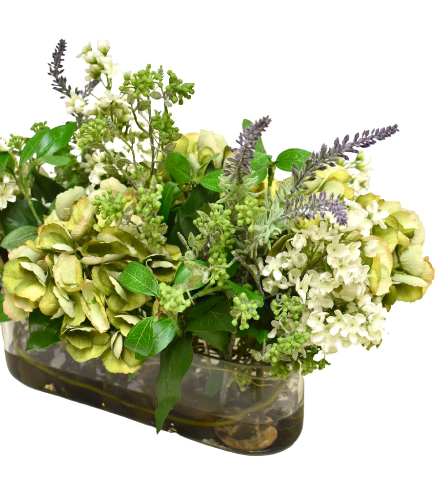 Arreglo Floral de Hydrangeas en Tonos Verdes y Follajes Artificiales en Base de Vidrio Rectangular con Agua Acrílica