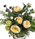 Centro de Mesa con Rosas en Tonos Amarillos y Follajes Artificiales en Base de Vidrio Tipo Espejo.