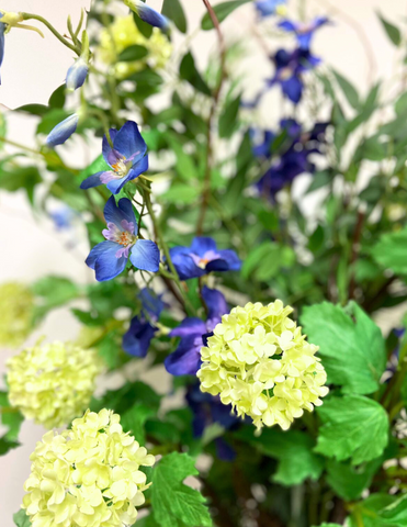 Arreglo Floral 3/4 con Delphiniums y Snowball Artificiales en Cilindro de Vidrio con Agua Acrílica