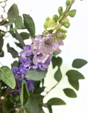 Arreglo Floral con Delphinium Artificial en Cilindro de Vidrio con Agua Acrílica