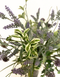 Arreglo Floral con Lavandas y Allium Artificial en Cilindro de Vidrio con Agua Acrílica