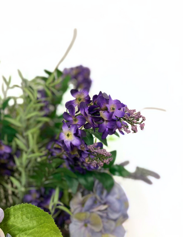 Arreglo Floral de Hidrangeas y Lilac Artificiales en Cilindro de Vidrio con Agua Acrílica