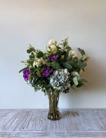Arreglo Floral con Hidrangeas, Lisianthus y Snowball Artificiales en Florero de Vidrio