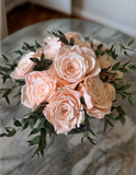 Arreglo Floral con Rosas Durazno Preservadas en Base Cuadrada de Vidrio con Agua Acrílica