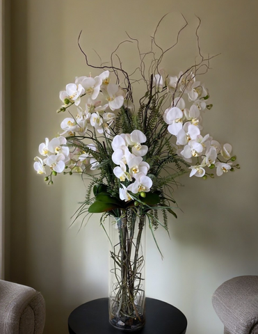 Orquideario con Phalaenopsis Blancas y Follajes Artificiales en Florero de Vidrio con Agua Acrílica
