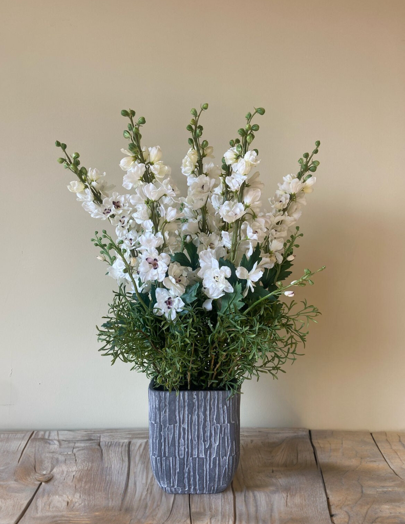 Arreglo con Delphiniums Artificiales en Base Cantera