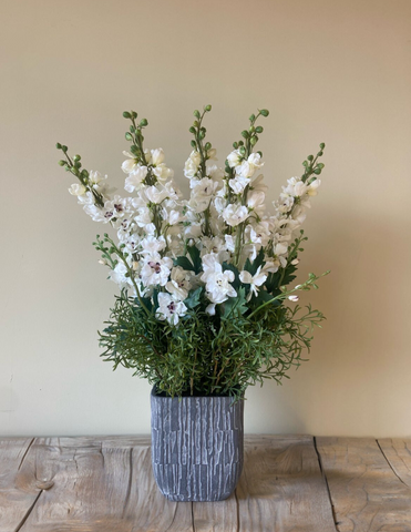 Arreglo con Delphiniums Artificiales en Base Cantera