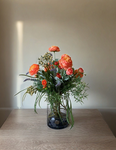 Arreglo Floral 3/4 con Ranunculus Naranjas Artificiales en Florero de Vidrio
