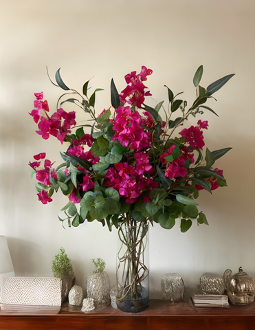 Arreglo Floral con Bougainvilleas y Follajes Artificiales en Florero de Vidrio