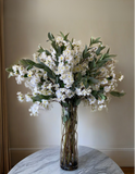 Arreglo Floral con Cherry Blossom y Follajes Artificiales en Florero de Vidrio