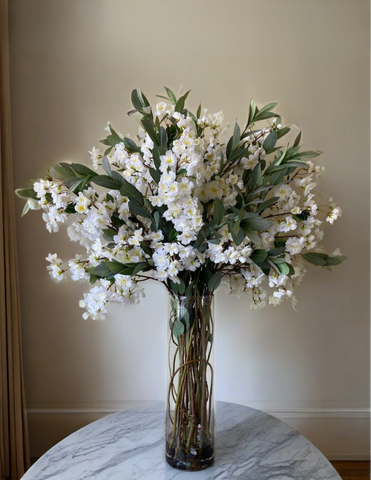 Arreglo Floral con Cherry Blossom y Follajes Artificiales en Florero de Vidrio