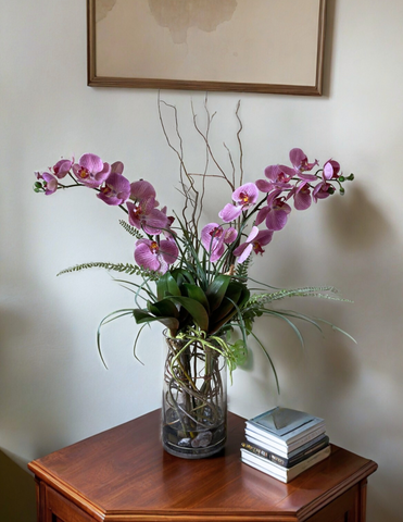Orquideario con Phalaenopsis Rosa y Follajes Artificiales en Florero de Vidrio