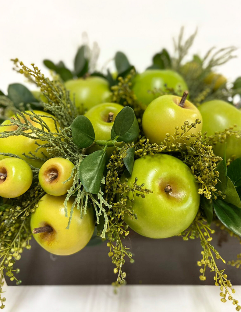 Centro de Mesa con Manzanas Hechas a Mano Pintadas al Óleo en Base Cuadrada de Madera
