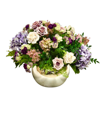 Centro de Mesa con Rosas e Hydrangeas Artificiales en Base de Vidrio Tipo Espejo.