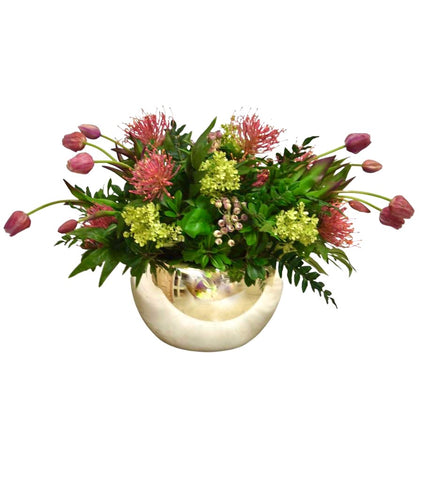 Centro de Mesa con Tupilanes y Proteas Artificiales en Base de Vidrio Tipo Espejo.