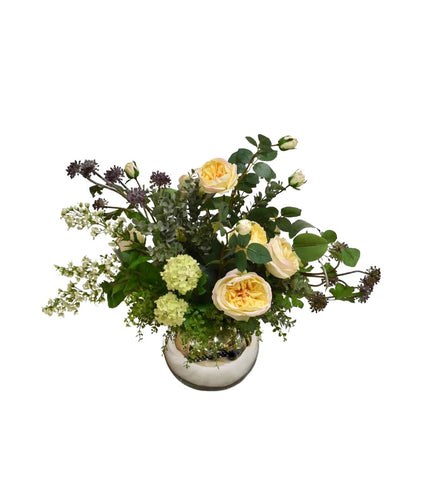 Centro de Mesa con Rosas en Tonos Amarillos y Follajes Artificiales en Base de Vidrio Tipo Espejo.