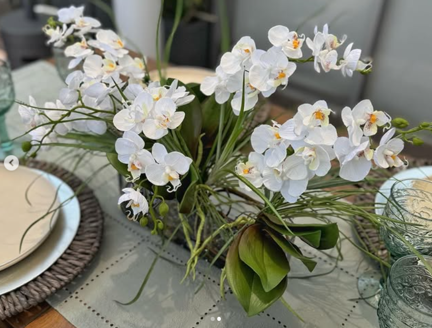 Orquideario con Mini Phalaenopsis y Follajes Artificiales en Base Ovalada de Vidrio