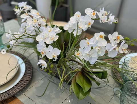 Orquideario con Mini Phalaenopsis y Follajes Artificiales en Base Ovalada de Vidrio
