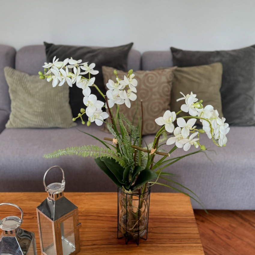 Orquideario 3/4 con Mini Phalaenopsis Artificiales Blancas en Florero de Vidrio en Base de Herreria