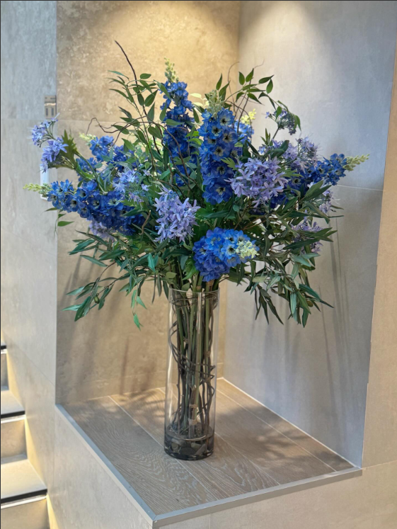 Arreglo Floral Artificial con Delphinium y Agapandos en Cilindro con Agua Acrílica (Única Pieza)