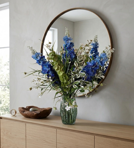 Arreglo Floral con Delphinium en base vidrio astriada con Follajes y Agua Acrilica