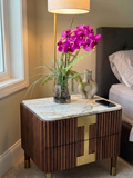 Orquideario con  Una Phalaenopsis Morada y Follajes Artificiales en Base de Vidrio