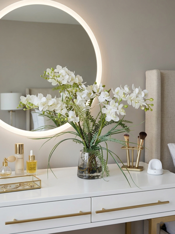 Orquideario con Mini Phalaenopsis y Follajes Artificiales en Florero de Vidrio con Agua Acrílica