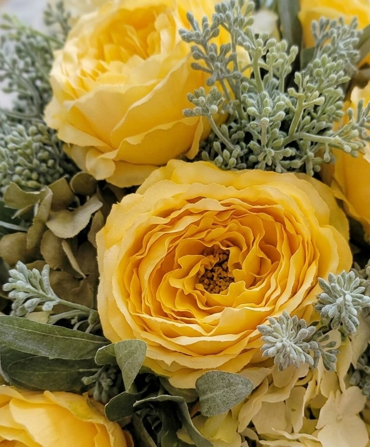 Arreglo Floral con Rosa Cabbage e Hydrangeas y Follajes Artificiales en Base Cuadrada de Vidrio y Agua Acrílica