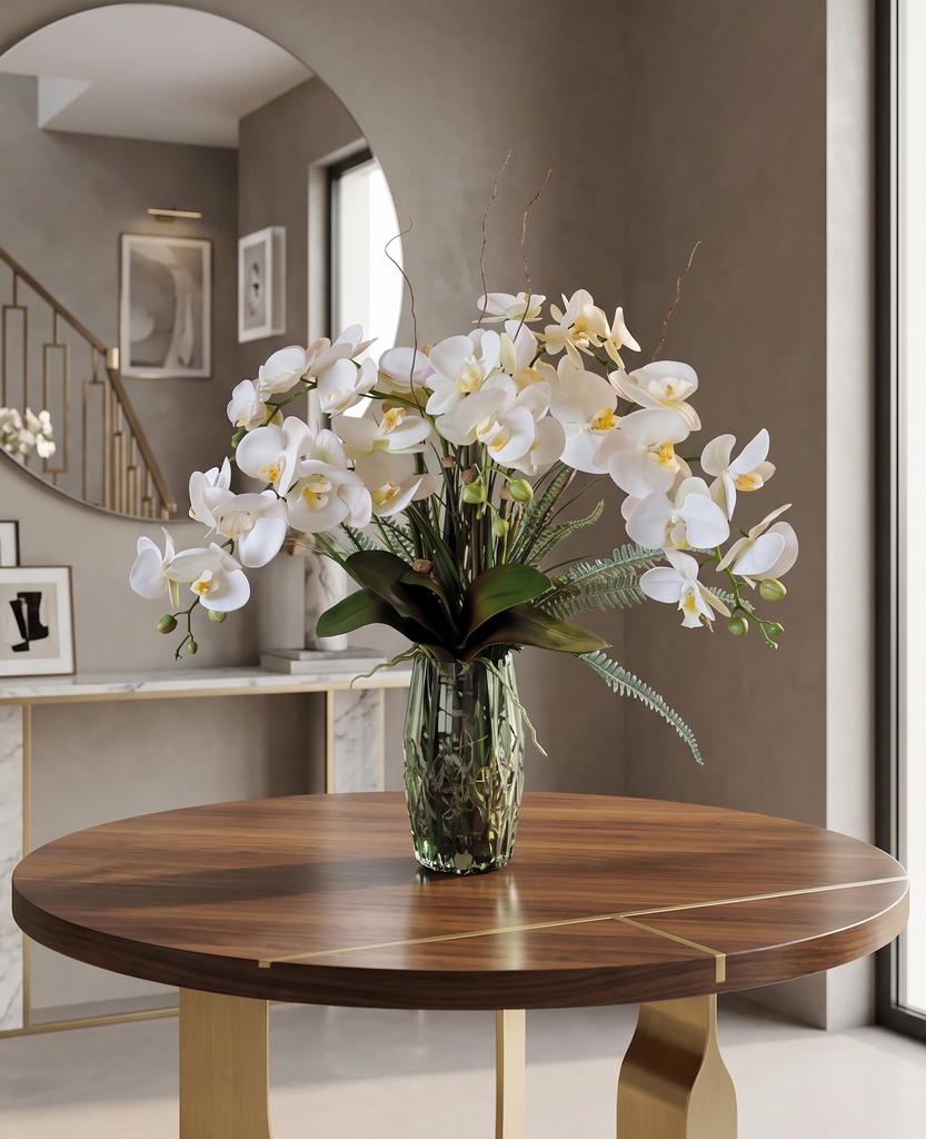 Orquideario con Phalaenopsis y Follajes Artificiales en Florero Astriado con Agua Acrílica