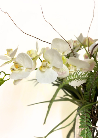 Orquideario con Phalaenopsis Blanca y Follajes Artificiales en Florero de Vidrio con Agua Acrílica