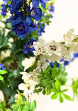 Arreglo Floral con Delphiniums Artificiales en Tonos Azules y Blancos en Cilindro de Vidrio con Agua Acrílica