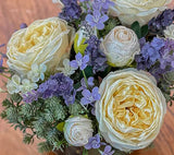 Arreglo Floral con Rosa Cabbage y Follajes Artificiales en Base Cuadrada de Vidrio y Agua Acrílica