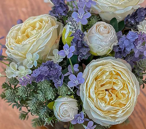 Arreglo Floral con Rosa Cabbage y Follajes Artificiales en Base Cuadrada de Vidrio y Agua Acrílica