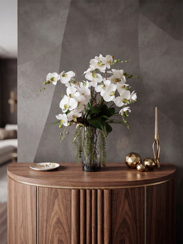 Orquideario 3/4 con Phalaenopsis Blancas y Follajes Artificiales en Florero de Vidrio con Agua Acrílica