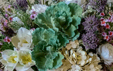 Arreglo Floral con Camelias, Hydrangeas y Follajes Artificiales en Florero de Vidrio y Agua Acrílica