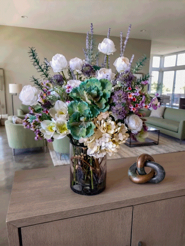 Arreglo Floral con Camelias, Hydrangeas y Follajes Artificiales en Florero de Vidrio y Agua Acrílica