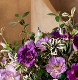 Arreglo Floral con Lisianthus, Hydrangeas y Follajes Artificiales en Florero de Vidrio y Agua Acrílica