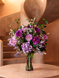Arreglo Floral con Lisianthus, Hydrangeas y Follajes Artificiales en Florero de Vidrio y Agua Acrílica