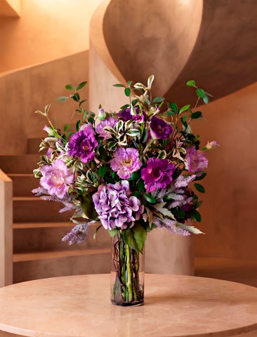 Arreglo Floral con Lisianthus, Hydrangeas y Follajes Artificiales en Florero de Vidrio y Agua Acrílica