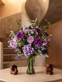 Arreglo Floral con Lisianthus, Hydrangeas y Follajes Artificiales en Florero de Vidrio y Agua Acrílica