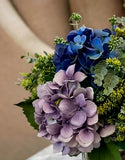 Arreglo Floral con Hydrangeas y Follajes Artificiales en Base Cuadrada de Vidrio con Agua Acrílica