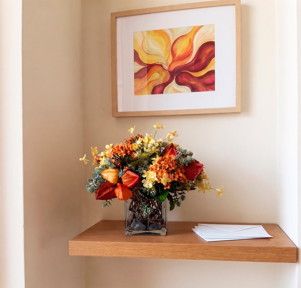 Arreglo Floral con Kalanchoe Naranja y Follajes Artificiales en Base de Vidrio con Agua Acrílica