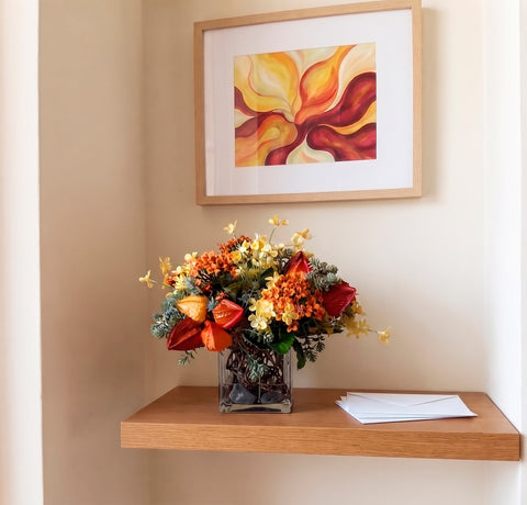 Arreglo Floral con Kalanchoe Naranja y Follajes Artificiales en Base de Vidrio con Agua Acrílica